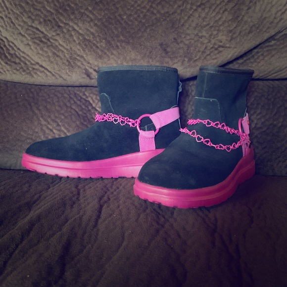Super cute & unique black & pink - I ❤️ UGG boots, women’s size 7, brand new - Picture 1 of 3